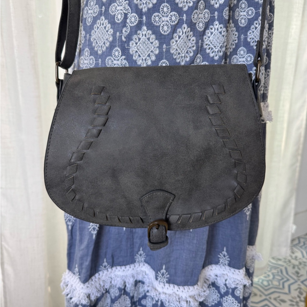 T-Shirt & Jeans Gray Faux Suede Crossbody Saddle Bag Whipstitch Boho Western - Picture 4 of 12